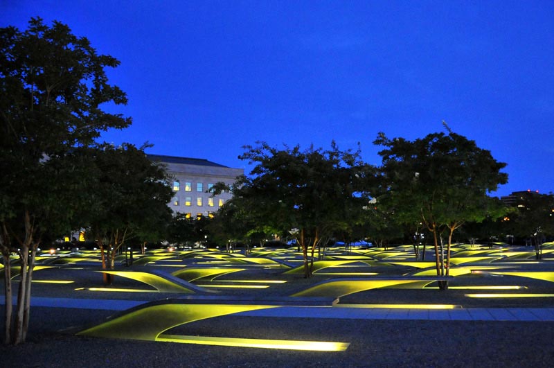 Durante la noche en el Monumento Nacional del Pentágono del 9-S en Virginia
