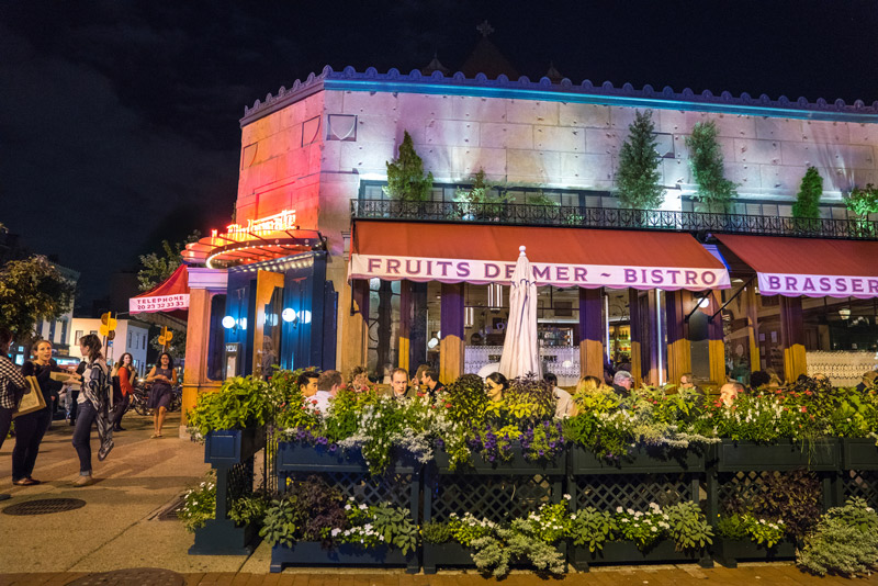 Cena nocturna en el patio de Le Diplomate en 14th Street - Restaurante Stephen Starr en Washington, DC