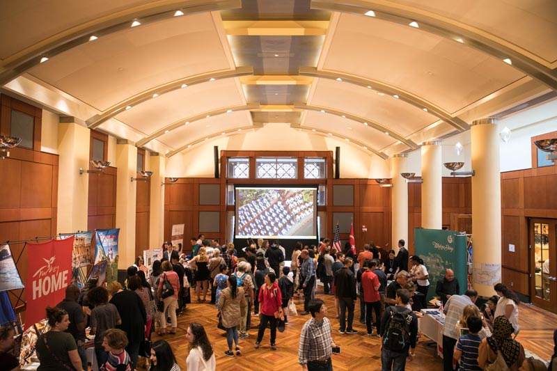 Visiteurs à l'ambassade de Turquie pendant Passport DC - Expériences internationales gratuites à Washington, DC