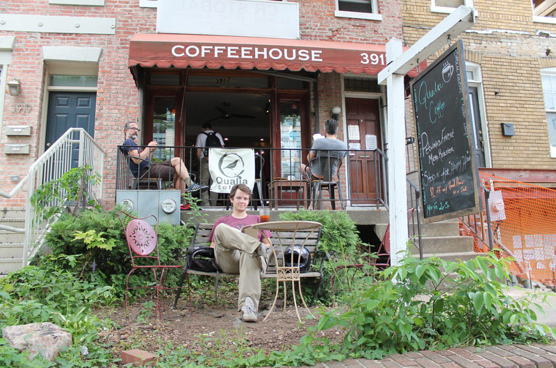 Patron sitzt vor Qualia Coffee in Petworth - Nachbarschaftsszenen in Washington, DC