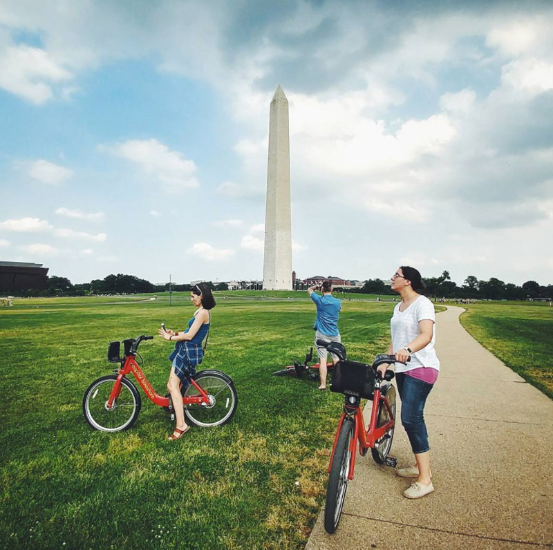 @poodz - Capital Bikeshare-Fahrer auf dem Gelände des Washington Monument - Sommeraktivitäten in Washington, DC