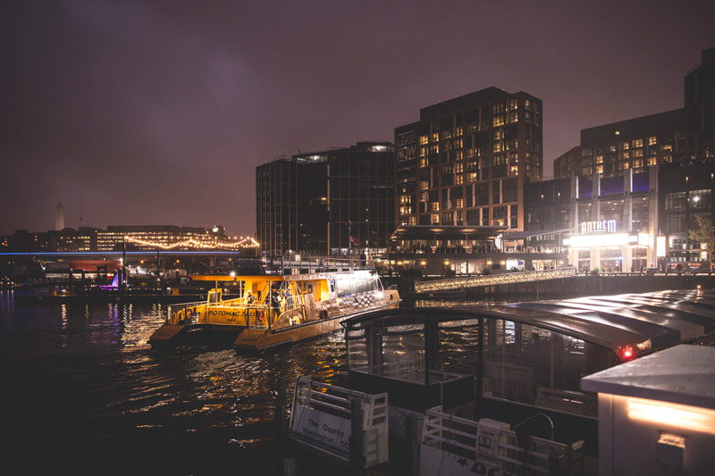 位於 The Wharf's Transit Pier 前的水上出租車 - 華盛頓特區西南海濱