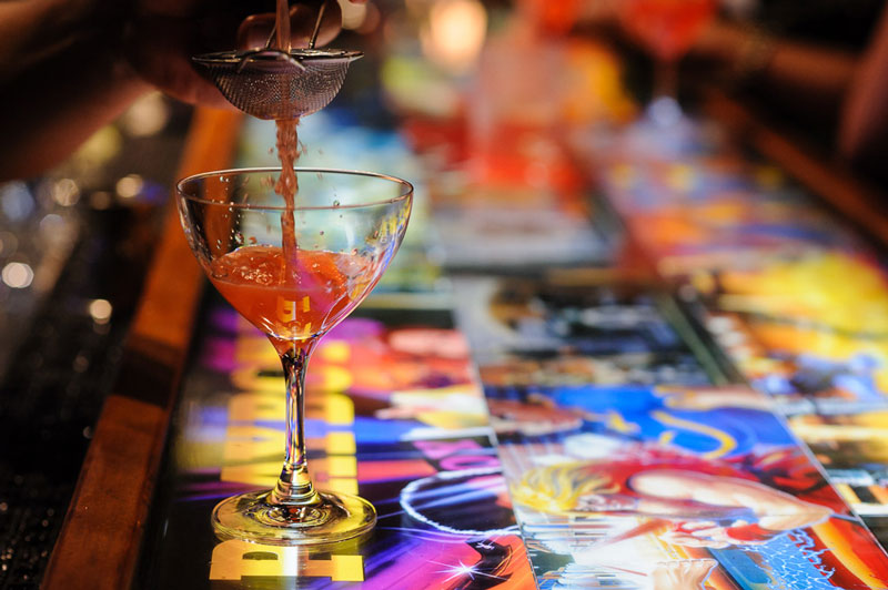 Einschenken eines Cocktails in der Tilt Side Bar in der 14th Street - Geheime und versteckte Bar in Washington, DC