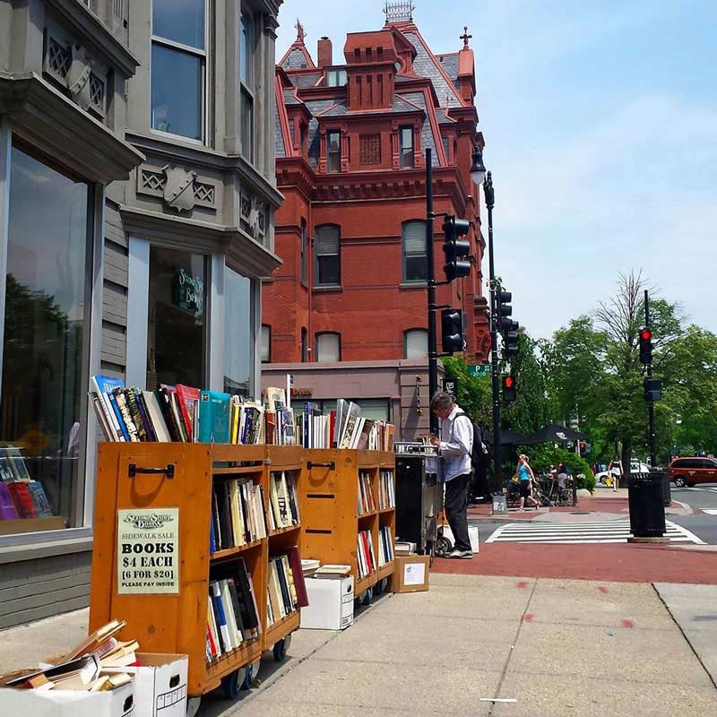 Venta de libros de segundo piso en la acera - Dupont Circle - Washington, DC