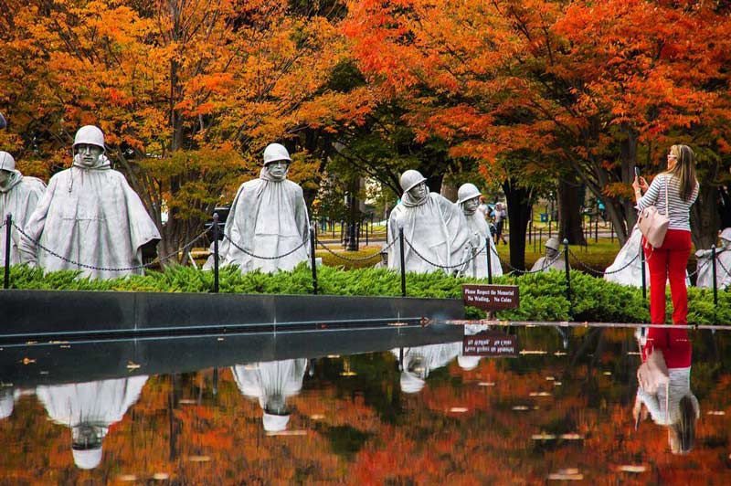 @ sinhat25 - Mulher tirando foto do Memorial dos Veteranos da Guerra da Coréia - folhagem de outono em Washington, DC