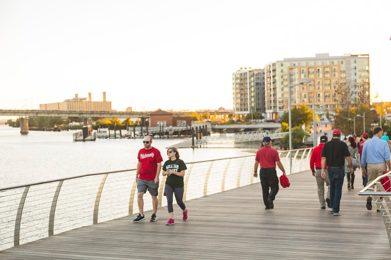 Capitol Riverfront의 Anacostia Riverwalk Trail에서의 여름 저녁-워싱턴 DC의 워터 프런트 액티비티