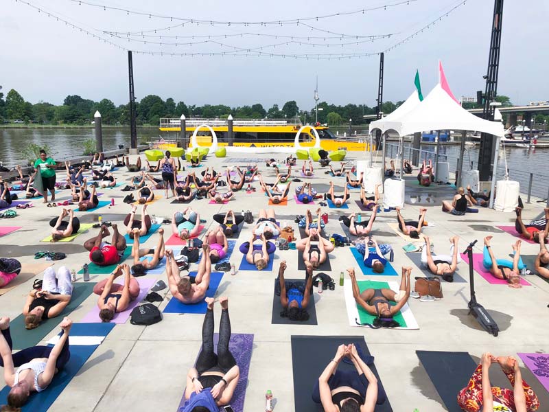 @amandaeisner - Lezioni di yoga estive gratuite al The Wharf sul Southwest Waterfront - Cose gratuite da fare a Washington, DC