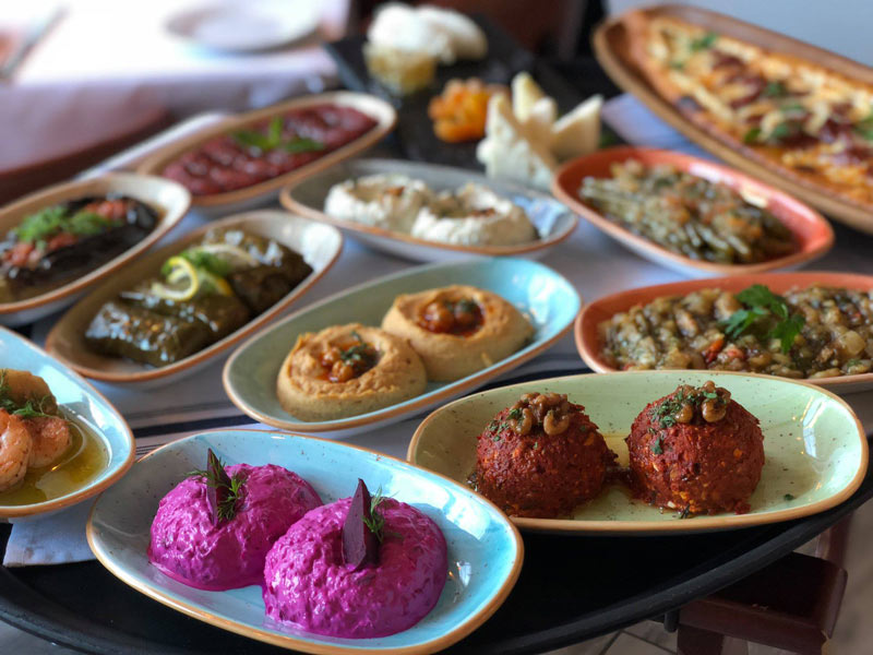 Platos turcos de Ottoman Taverna - Restaurante en el barrio de Mount Vernon Square de DC