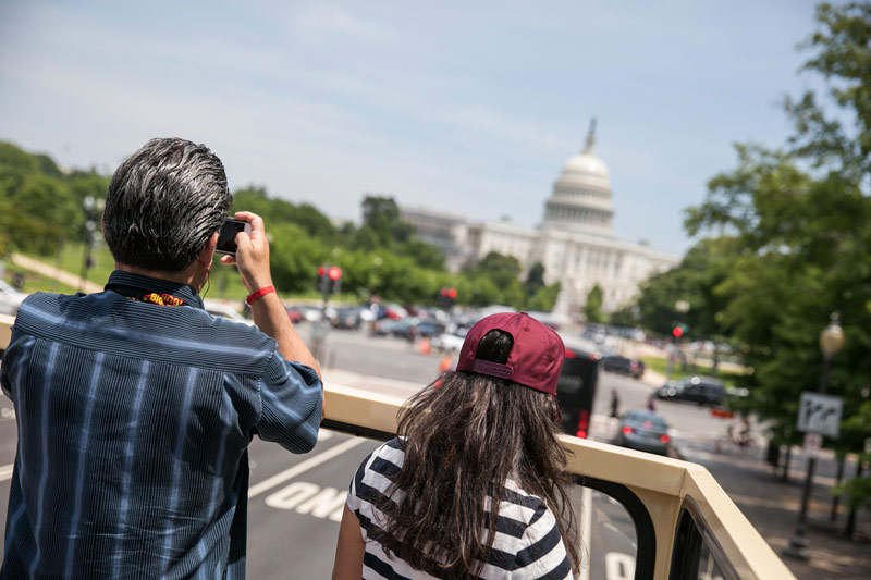 Besucher auf einer Big Bus-Sightseeing-Tour, die Fotos vom US-Kapitol machen