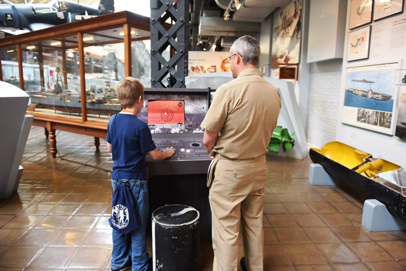 美國海軍國家博物館的參觀者 - 華盛頓特區的人跡罕至的博物館