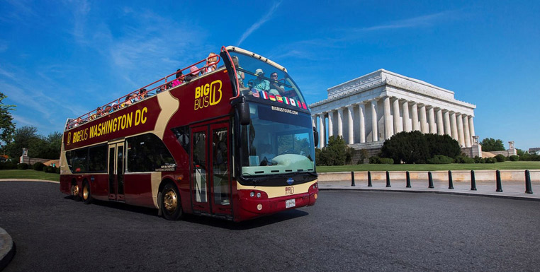 Visitantes em um grande passeio de ônibus em frente ao Lincoln Memorial - Coisas para fazer em Washington, DC