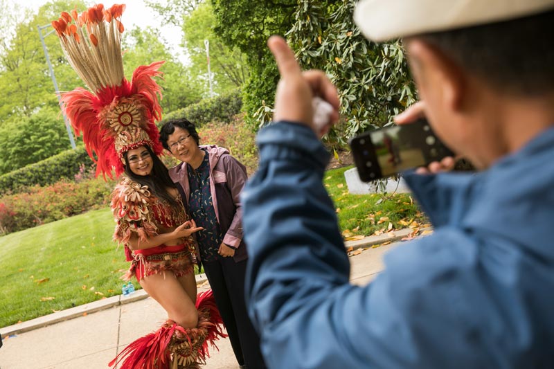 Visitatori che scattano una foto durante il Passport DC Around the World Embassy Tours - Cose gratuite da fare questa primavera a Washington, DC