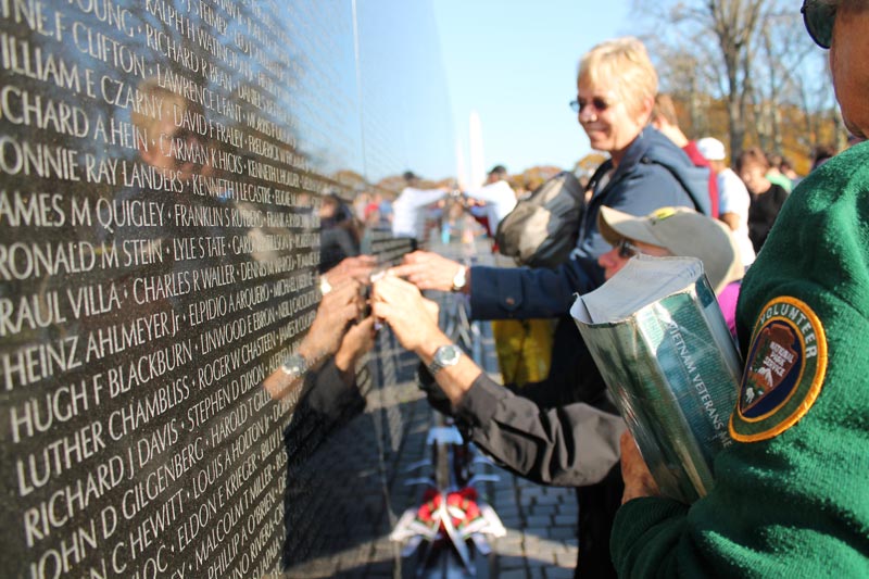 Das Vietnam Veterans Memorial auf der National Mall während des Veterans Day - Möglichkeiten, Veteranen in Washington, DC, Tribut zu zollen