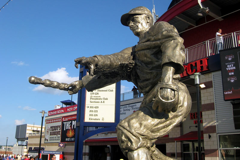 Walter Johnson-Statue im Nationals Park in Capitol Riverfront - Baseball in Washington, DC