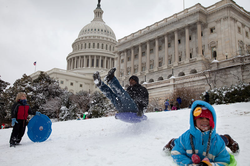 Winterrodeln auf dem United States Capitol Grounds - Aktivitäten und Aktivitäten im Schnee in Washington, DC