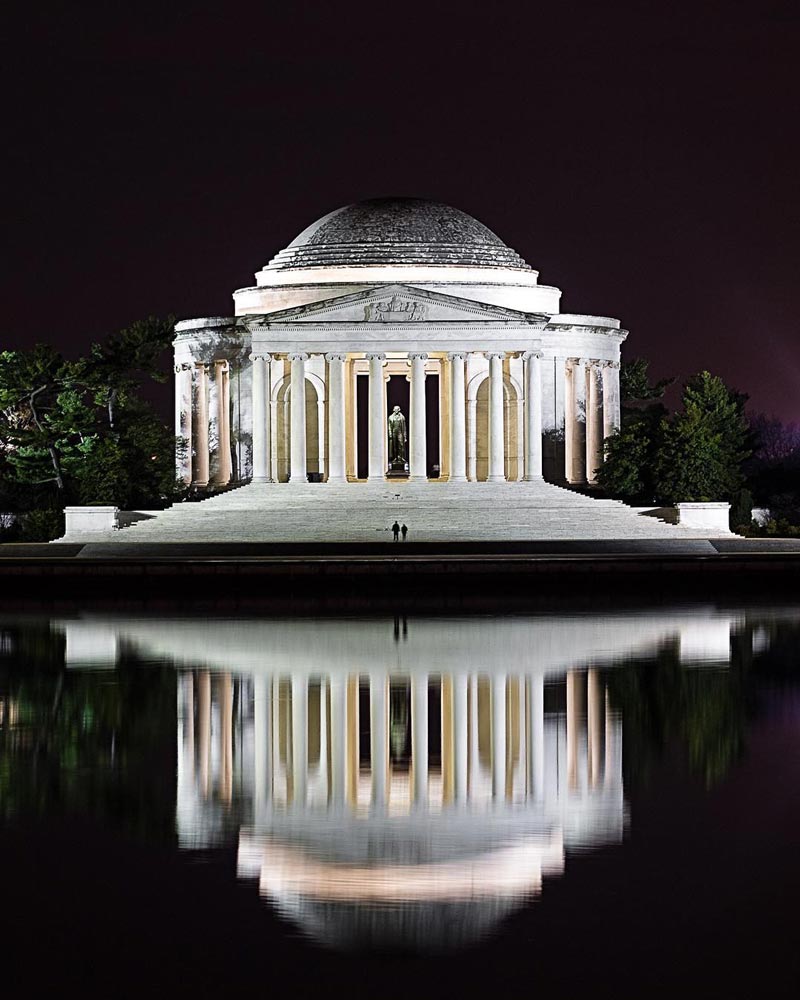 @zackowicz - Paar allein im Jefferson Memorial in der National Mall - Romantische Aktivitäten in Washington, DC