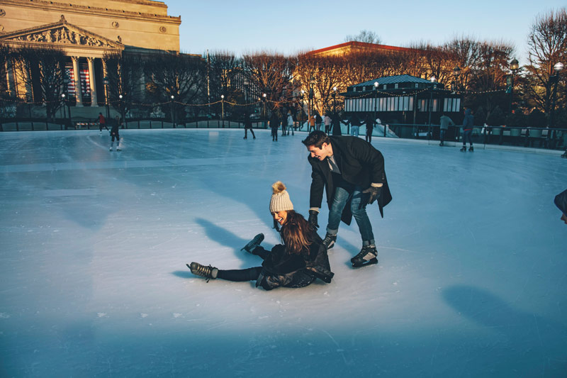워싱턴 DC의 내셔널 몰에있는 국립 미술관 조각 정원에서 스케이트를 타는 커플