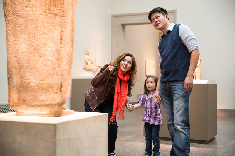 Familia en la Freer Gallery of Art en el National Mall - Museo Smithsonian en Washington, DC