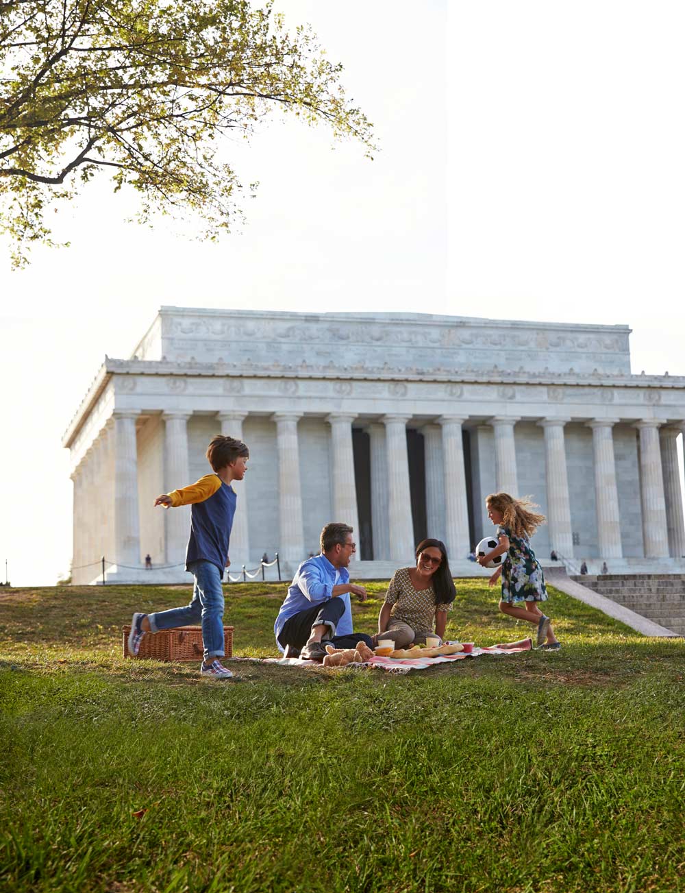 家庭在林肯紀念堂旁邊的國家廣場野餐
