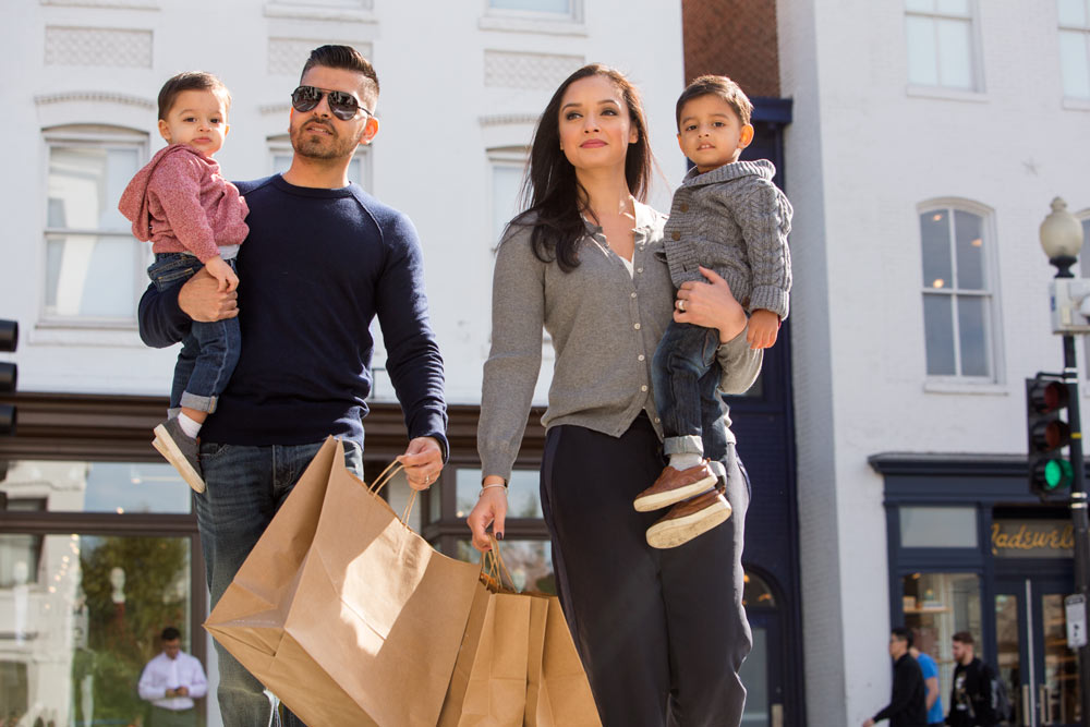 Família fazendo compras em Georgetown - Washington, DC