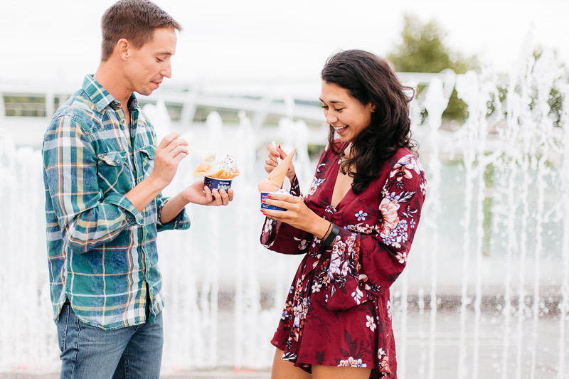 Couple eating Ice Cream Jubilee dans Yards Park sur le Capitol Riverfront - Meilleure crème glacée à Washington, DC