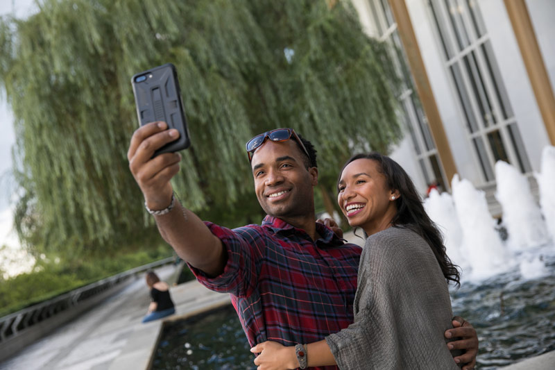Casal tirando selfie no Kennedy Center Terrace - lugares românticos em Washington, DC