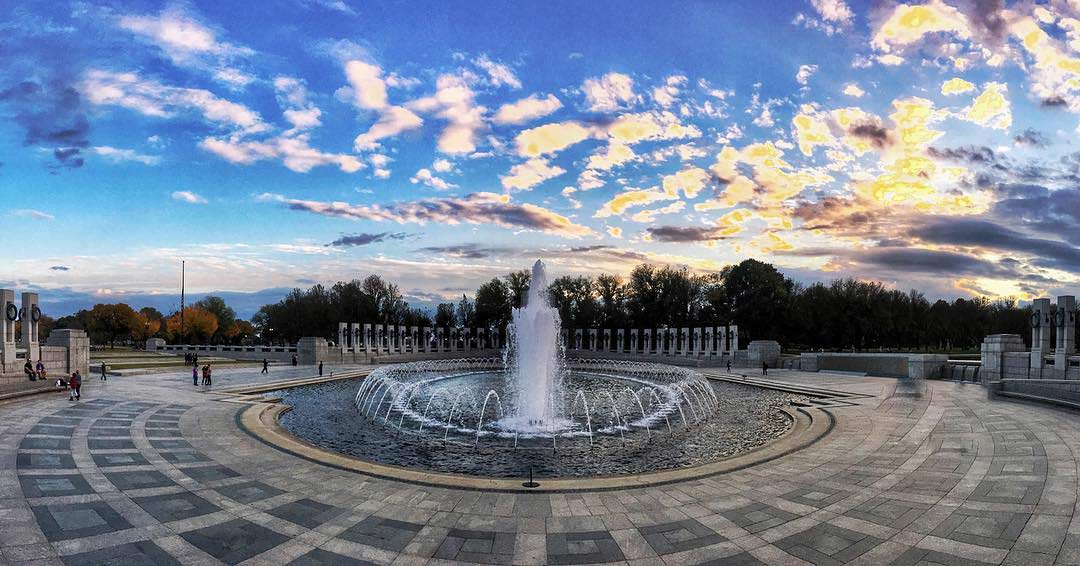 @jamieliscious - Día de otoño en el National World War II Memorial en el National Mall - War Memorial en Washington, DC