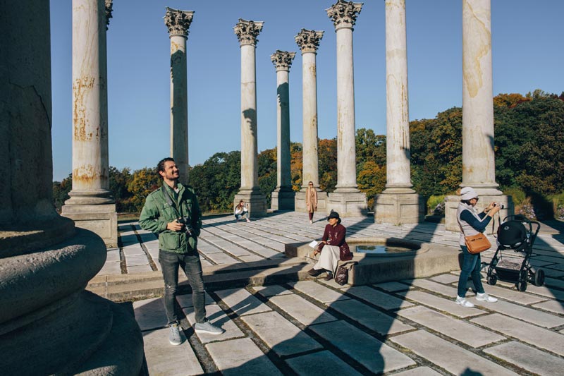 Visitantes en las Columnas del Capitolio Nacional del Arboreto Nacional de EE. UU. - Cosas gratis para hacer en Washington, DC