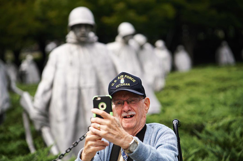 @mikijourdan - Veterano dos EUA no Voo de Honra tirando selfie em frente ao Memorial dos Veteranos da Guerra da Coréia - The National Mall em Washington, DC