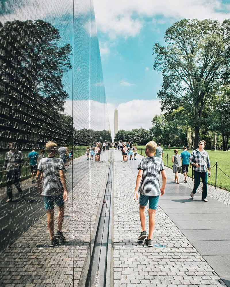 @elalvarortiz - Escena de verano en el Monumento a los Veteranos de Vietnam en el National Mall - Sitio histórico y patrimonial en Washington, DC