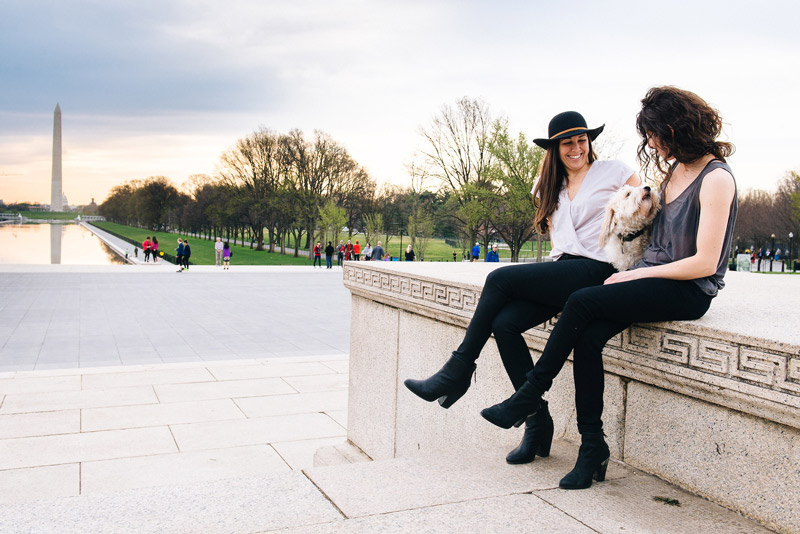 Casal perto do Lincoln Memorial no National Mall - coisas para ver e fazer para LGBTQ em Washington, DC