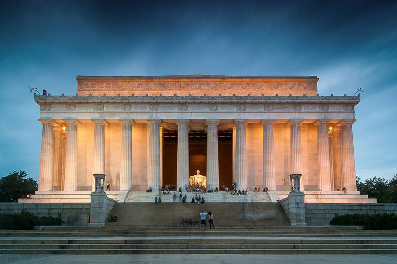 lincoln memorial at night