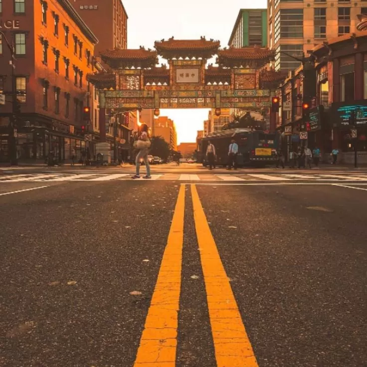 @_chriscruz - Sonnenaufgang am Chinatown Friendship Archway - Nachbarschaften in Washington, DC