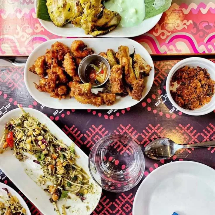 @abdullasyed - Vibrantes platos birmanos del restaurante Thamee en H Street NE - Los mejores restaurantes de Washington, DC