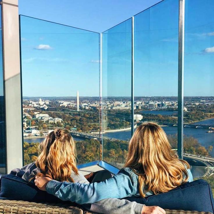 @annatheacook - Frauen an der Spitze der Aussichtsplattform des CEB Tower mit Blick auf das Herbstlaub in Washington, DC