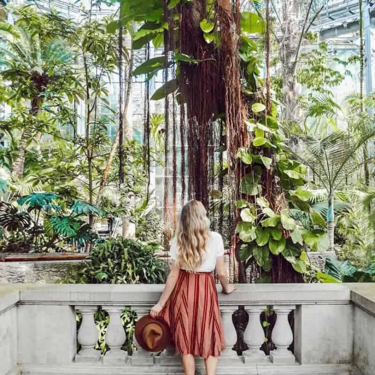 @classyandkate - Mujer en el Jardín Botánico de los Estados Unidos en el National Mall - Atracción gratuita del museo en Washington, DC