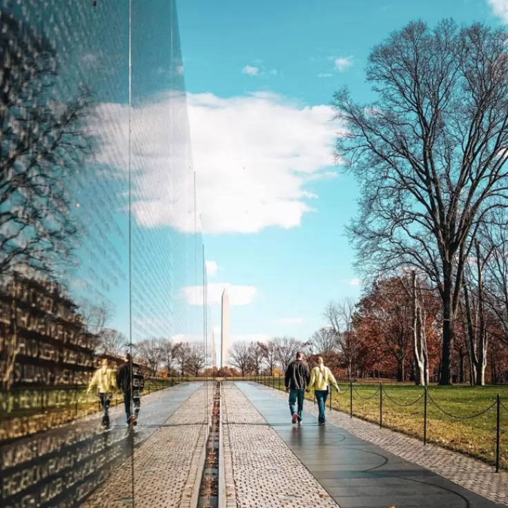 @dccitygirl - Couple walking past the Vietnam Veterans Memorial - Washington, DC
