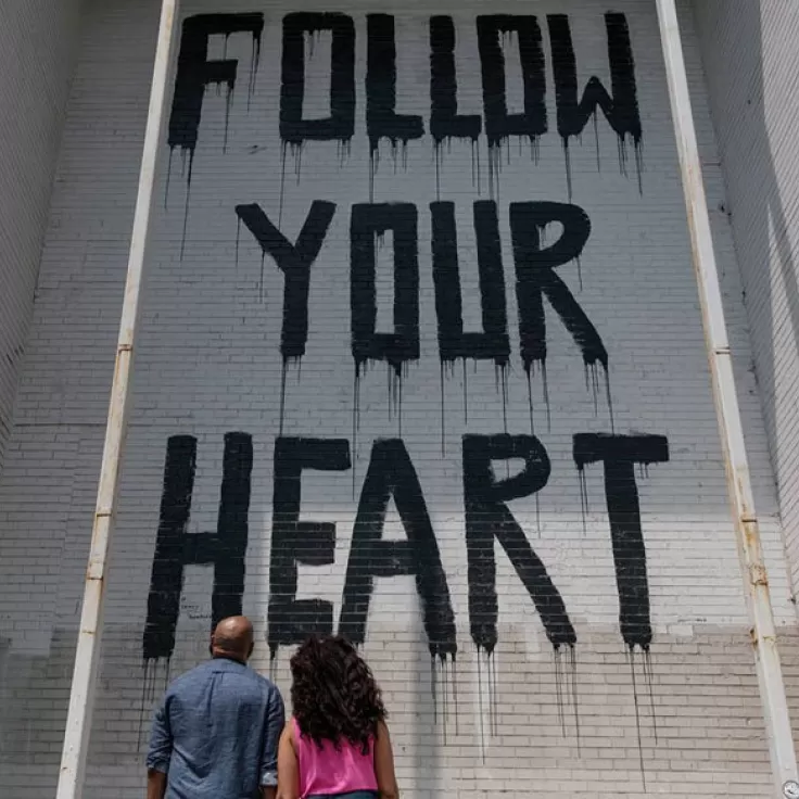@eddieandpattyphotos - Couple regardant la murale de la rue Follow Your Heart à Union Market - Street art à Washington, DC