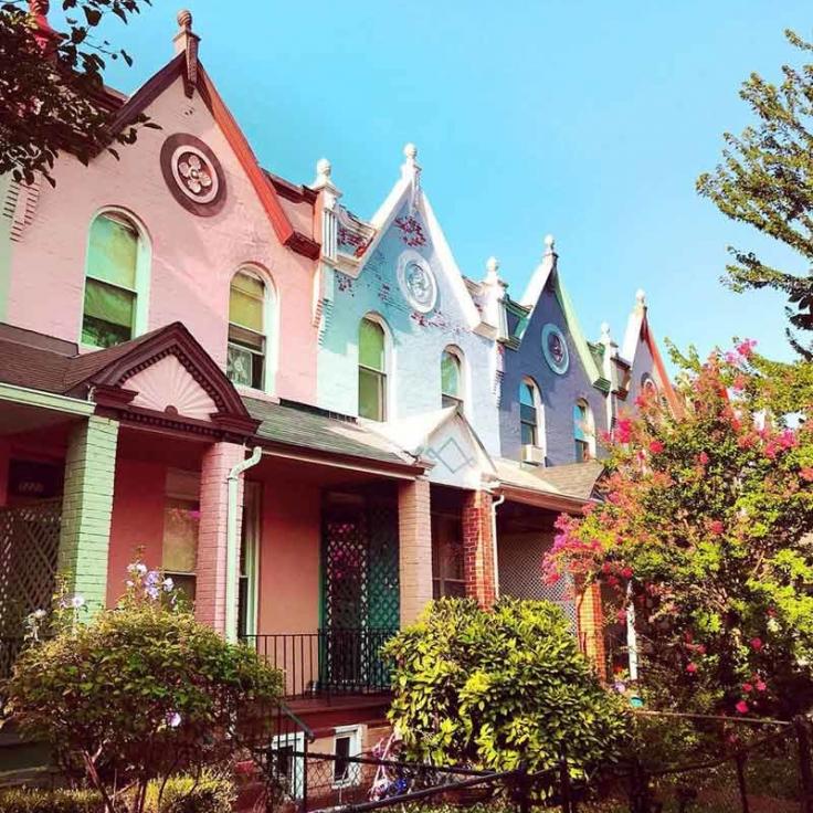 @heylizrose - Casas en hileras de colores brillantes en el vecindario H Street NE de DC
