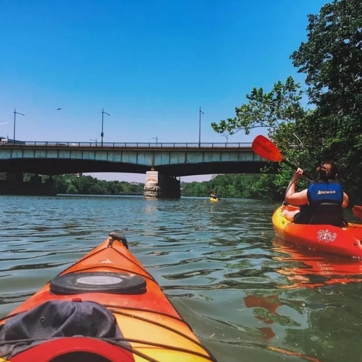 @jashleyfox - Bootfahren auf dem Potomac River in der Nähe von Roosevelt Island - Aktivitäten am Wasser in der Nähe von Washington, DC