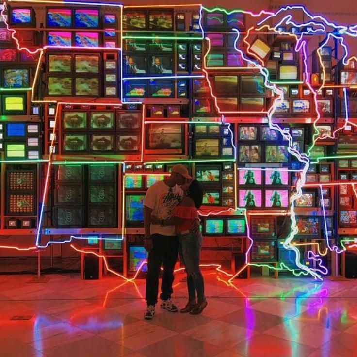 @jcwhittington_ - Couple kissing at Smithsonian American Art Museum&#039;s Electronic Superhighway - Unique date ideas in Washington, DC