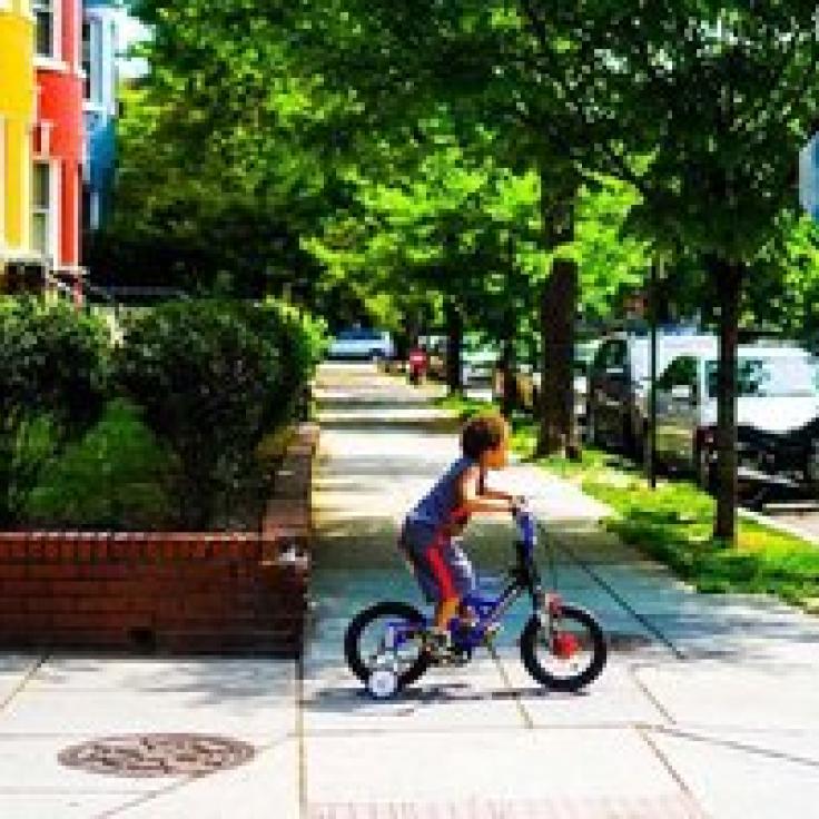 @maisiesview - Niño montando bicicleta en el vecindario de Adams Morgan - Cosas que hacer en Washington, DC