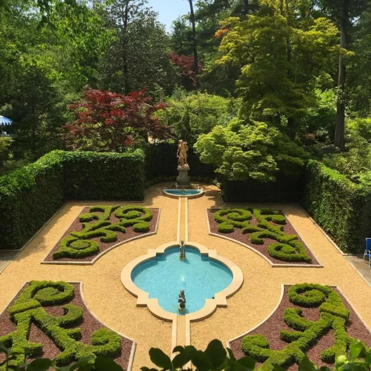@markeisenhower-Courtyard at Hillwood Museum, Estate and Gardens in Upper Northwest-워싱턴 DC에서 즐길 거리