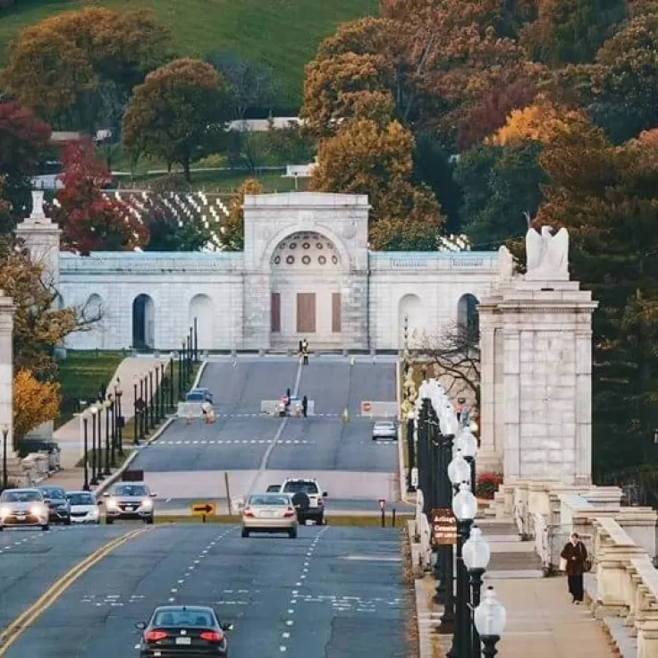 @sharonmariewright - Follaje de otoño sobre el puente de Arlington hacia el Cementerio Nacional de Arlington - Atracciones en Washington, DC
