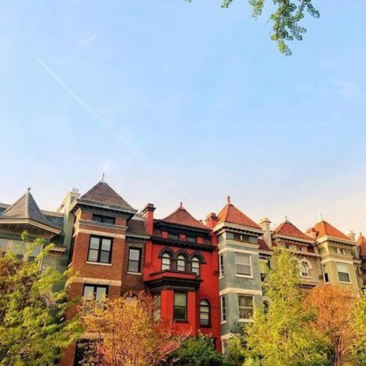 @starrygirl - Vista crepuscular de casas adosadas en Adams Morgan - Vecindarios en Washington, DC