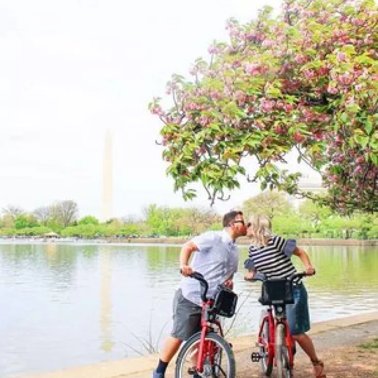 @the.snyder.spot - Mari et femme s'embrassant à vélo devant le Tidal Basin - Endroits romantiques à visiter à Washington, DC