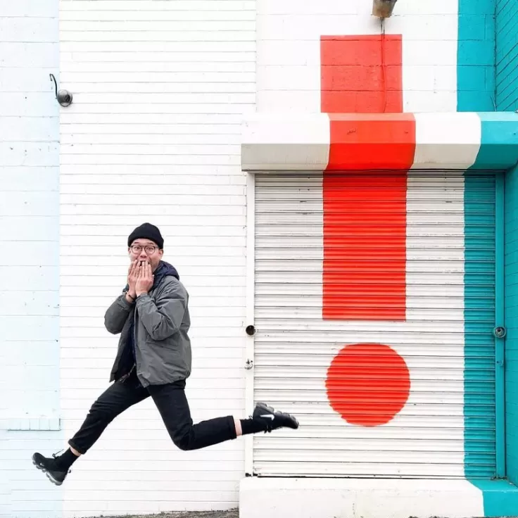 @xoxoxoxooxoxoxox - Hombre saltando frente a un mural callejero en el barrio NoMa del distrito Union Market de Washington, DC