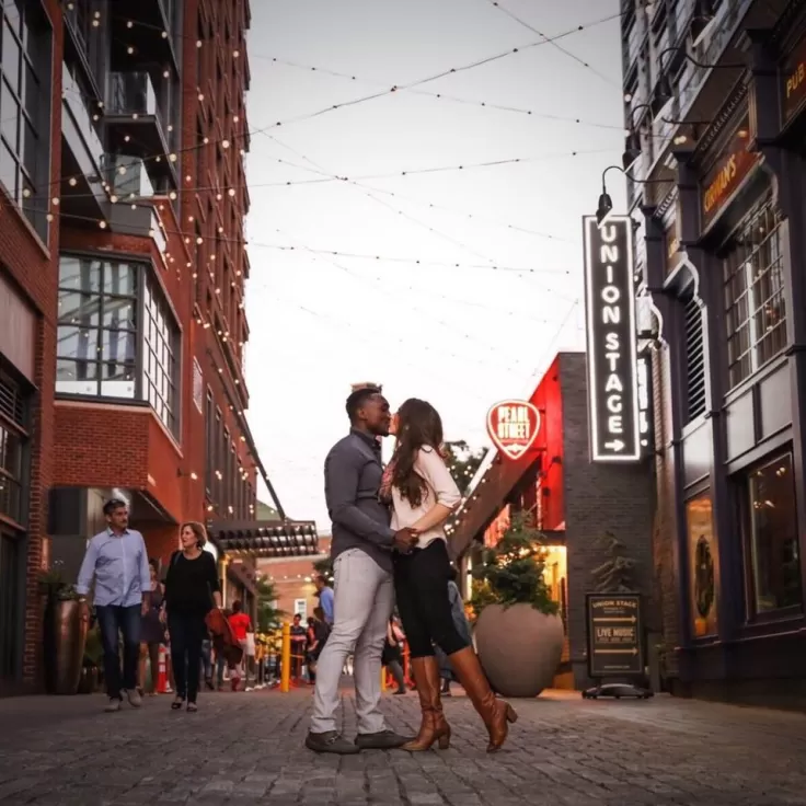 @photos_by_kintz - Le quai avec un couple qui s'embrasse