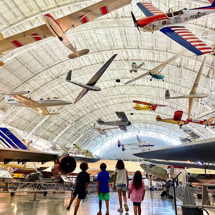 Bambini che guardano gli aeroplani allo Smithsonian National Air & Space Museum Udvar Hazy