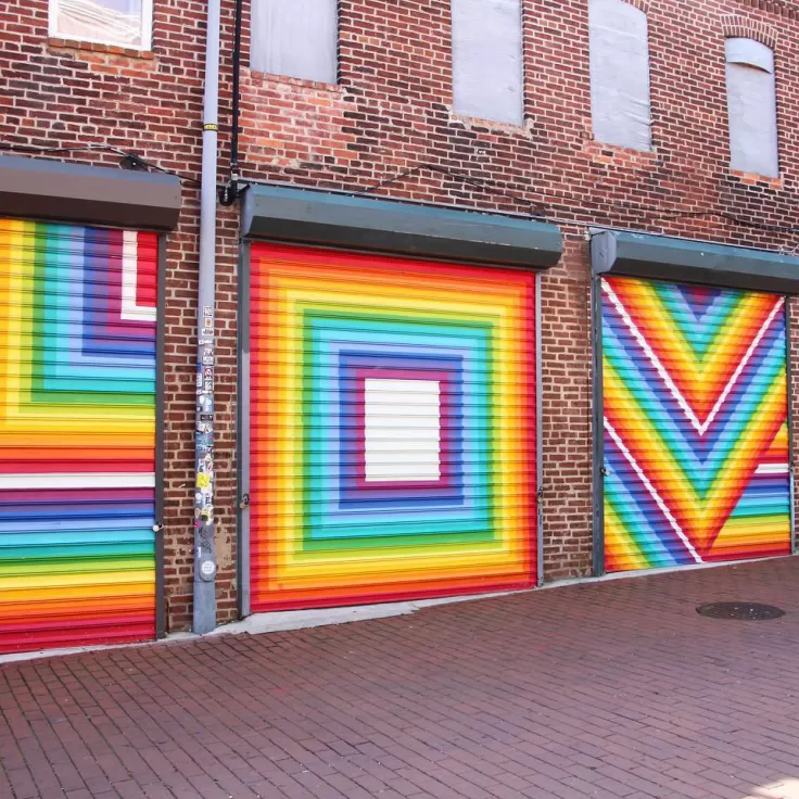 Il murale “LOVE” creato dall'artista @lisamariestudio a Blagden Alley